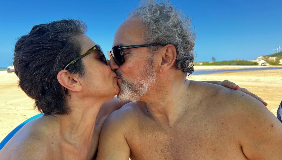Sandra Annenberg e Ernesto Paglia se beijam na praia. Foto: Reprodução Instagram - 9.4.2025