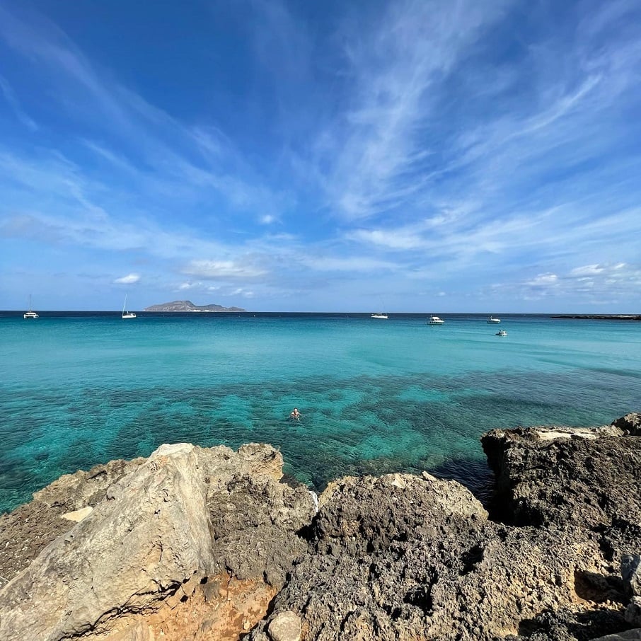 A Praia de Cala Rossa faz parte do arquipélago das Ilhas Egadi, em Sicília, no sul da Itália.. Foto: Reprodução/Instagram @moceg 14.12.2022