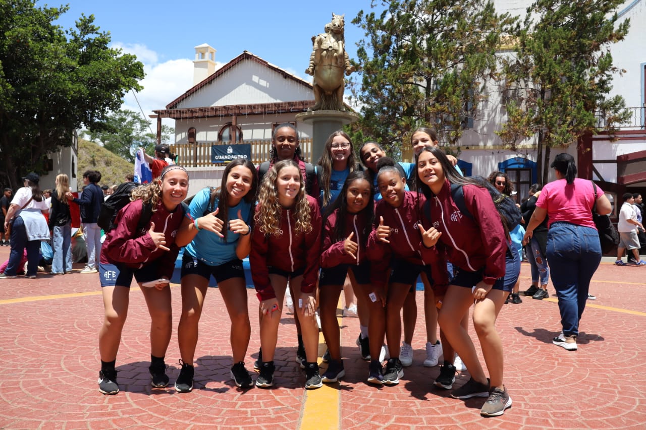 Atletas e comissão técnica da Ferroviária têm dia divertido no Hopi Hari, com direito a anúncio oficial de parceria entre a equipe e o parque. Foto: Fotografia: Pedro H. Lopes