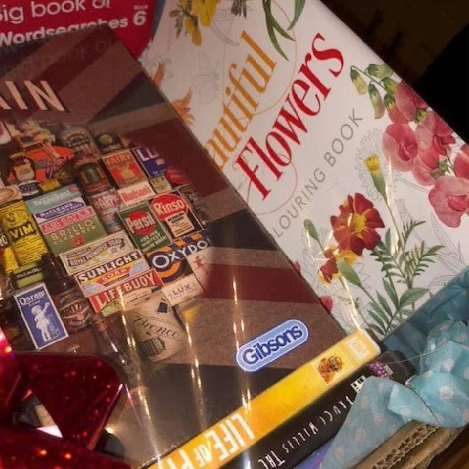 A caixa tinha livro de colorir, quebra-cabeça e até filmes em DVD.. Foto: Facebook