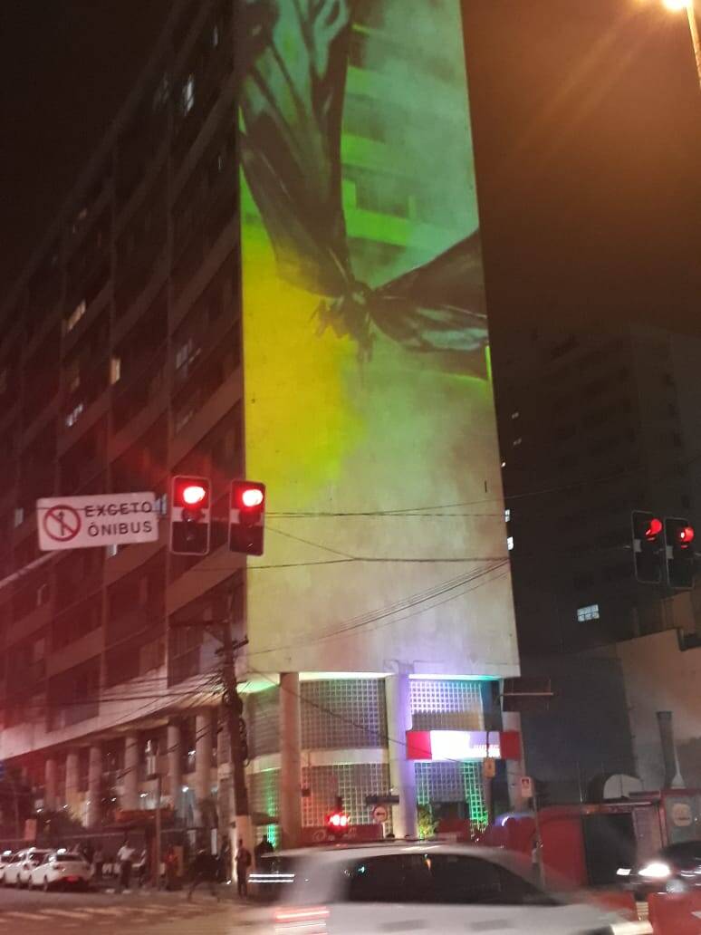 Monstros de "Godzilla II" invandem Avenida Paulista. Foto: Reportagem iG