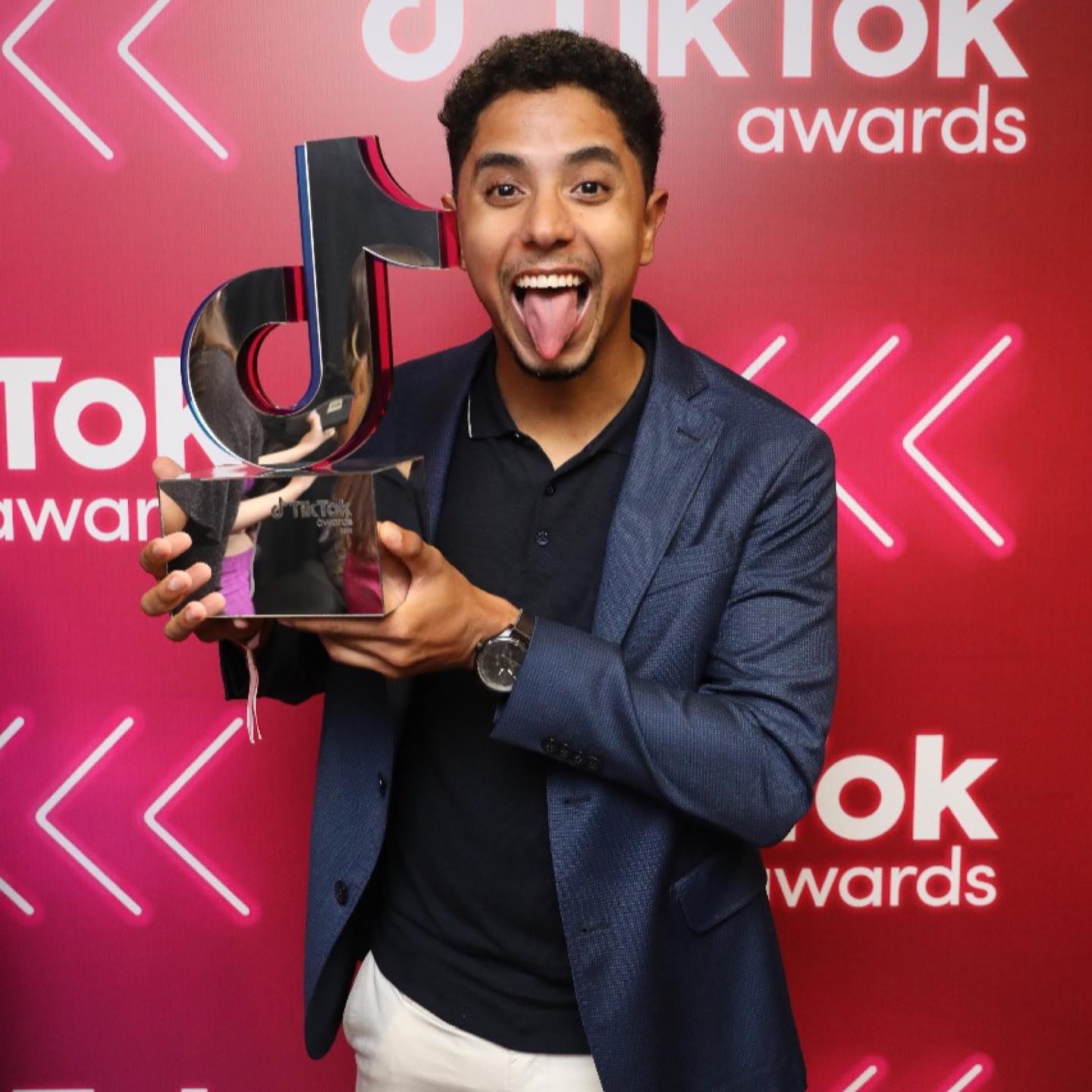 Gustavo com troféu recebido no "TikTok Awards". Foto: Reprodução/Facebook