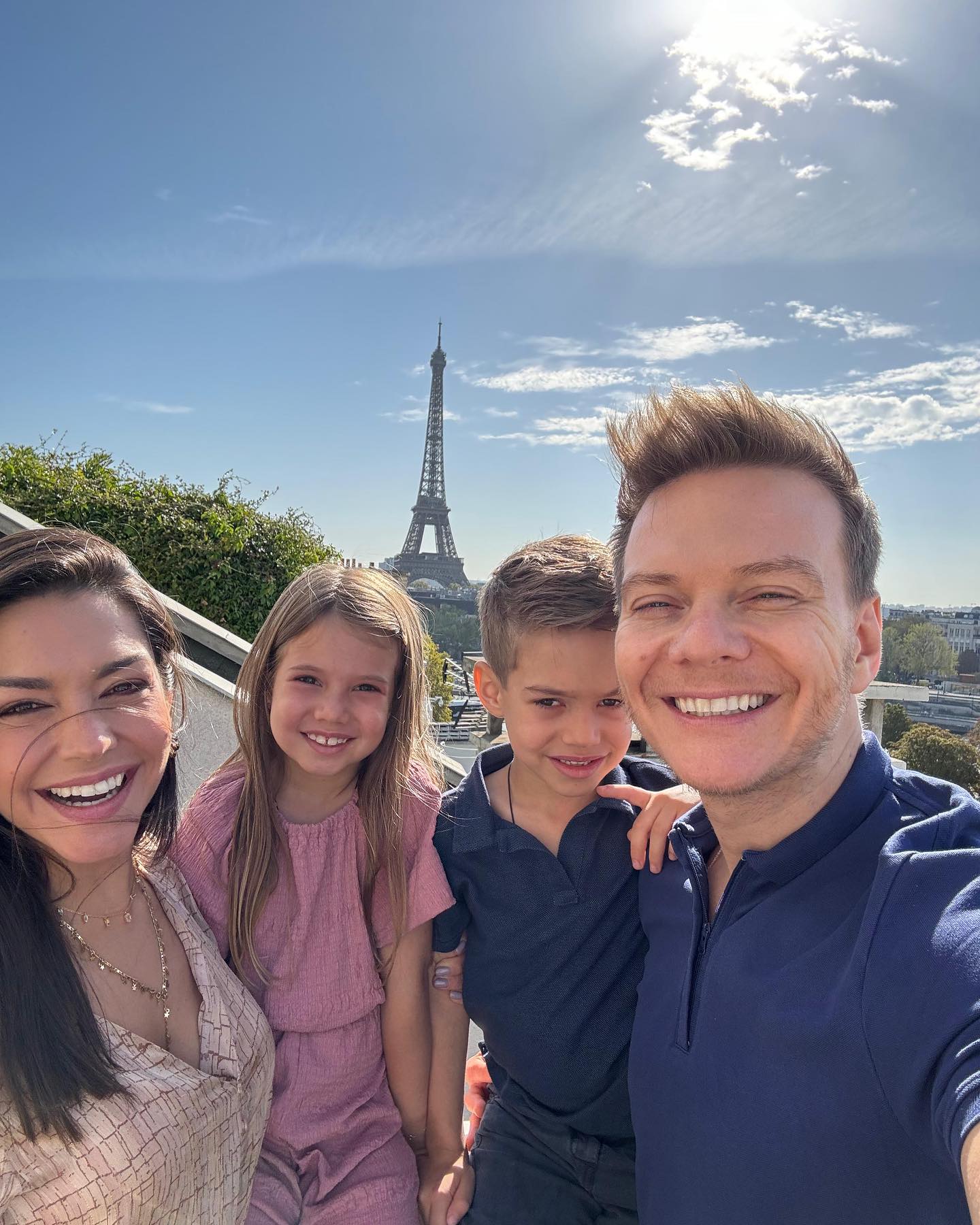 Michel Teló em Paris com a família 