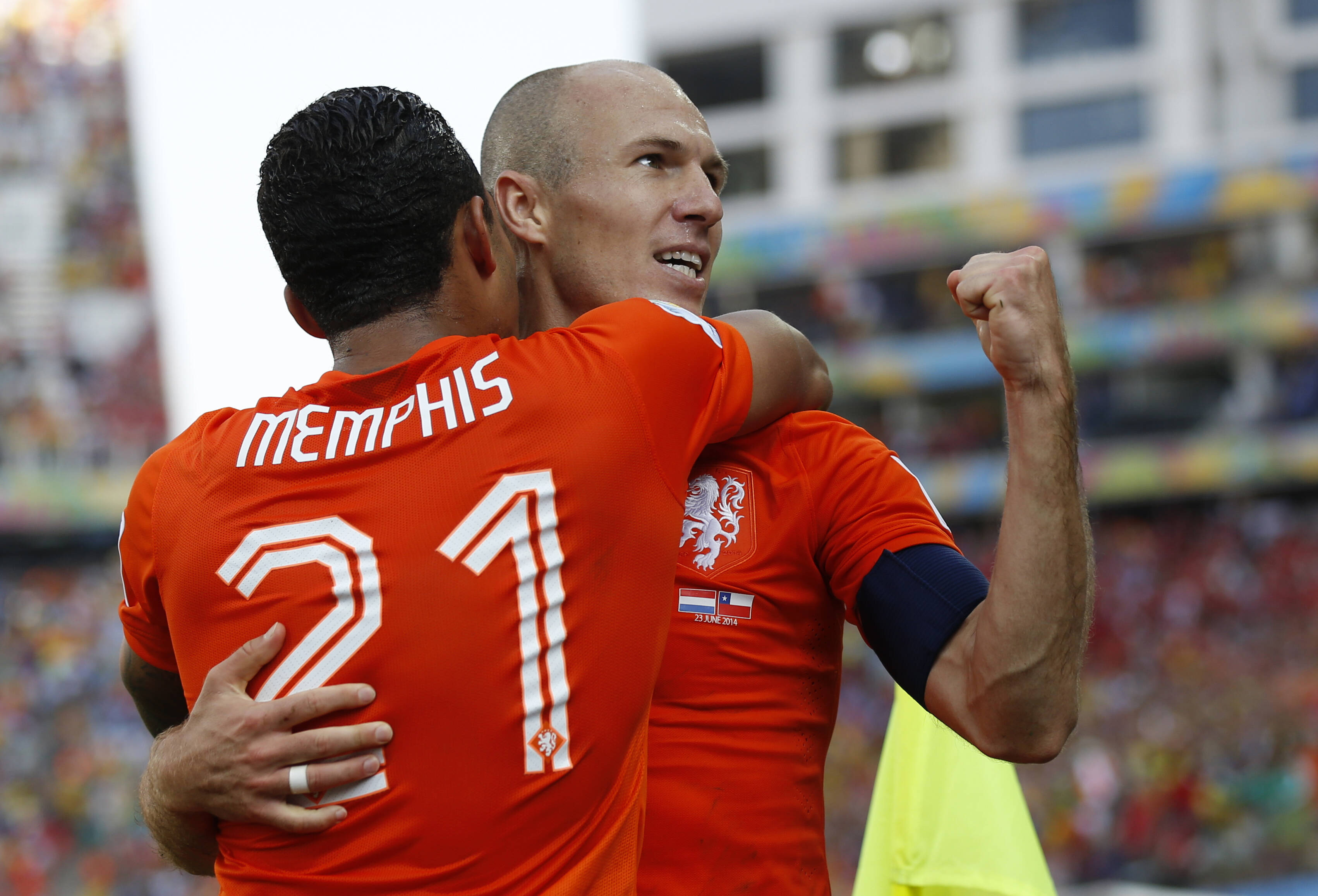 Depay e Robben comemoram o segundo gol da Holanda. Foto: AP Photo/Frank Augstein