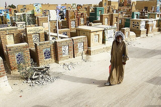 Comércio local oferece flores, velas e pedras religiosas aos fiéis.. Foto: Reprodução/WIKICOMMONS