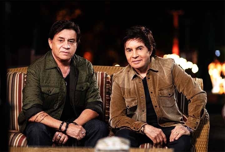 Em 1993, a dupla igualou feito até então exclusivo de Roberto Carlos entre cantores brasileiros ao atingir o primeiro lugar da Billboard, revista americana que traz famoso ranking das músicas mais tocadas. Com “Guadalupe”, que à época era tema de abertura de uma novela de Miami, eles obtiveram essa marca.
 Reprodução: Flipar