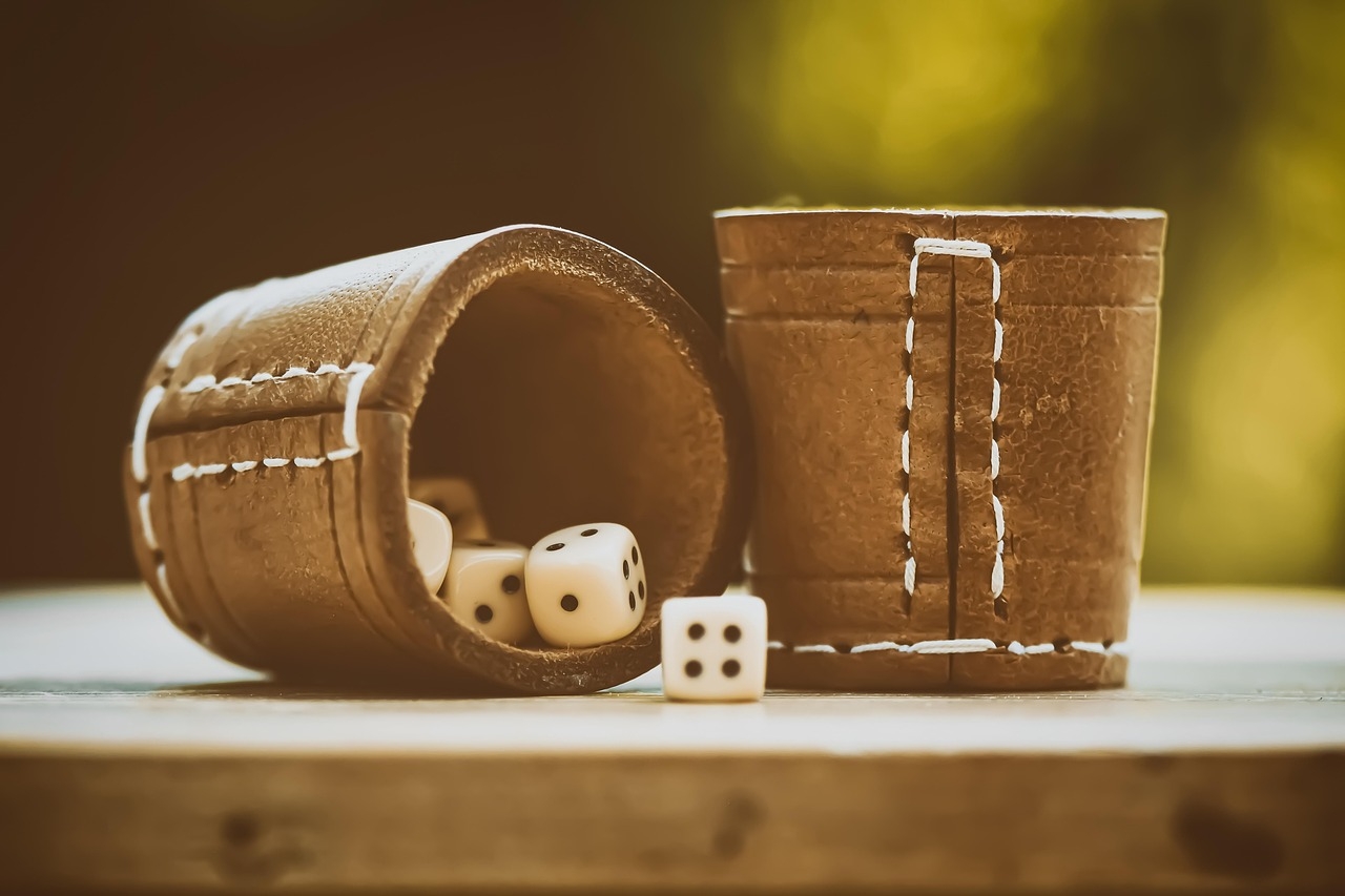 Na Renascença, com o avanço das técnicas de fabricação e a crescente popularidade dos jogos de tabuleiro, os dados começaram a se transformar em objetos mais sofisticados. As facetas dos dados começaram a ser numeradas e padronizadas para permitir uma jogabilidade mais justa e previsível. Reprodução: Flipar