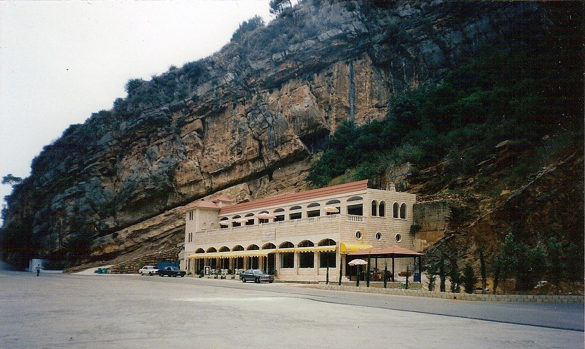 Grutas de Jeita Grotto (Líbano) -  Complexo de duas cavernas de pedra calcária cárstica, interligadas, totalizand  9 km no vale de Nahr al-Kalb.  Reprodução: Flipar