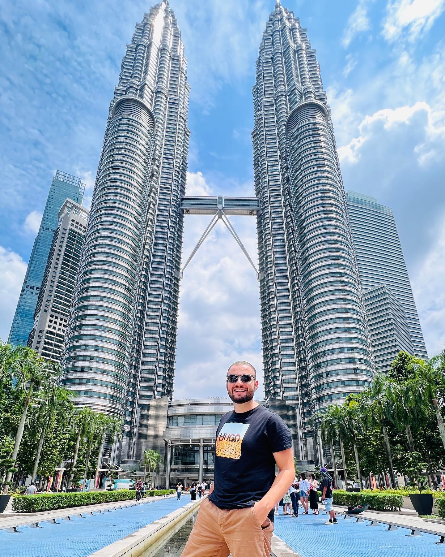 Victor Salmoria em frente a Petronas Twin Towers, na Malásia . Foto: Reprodução/Instagram - 05.07.2023