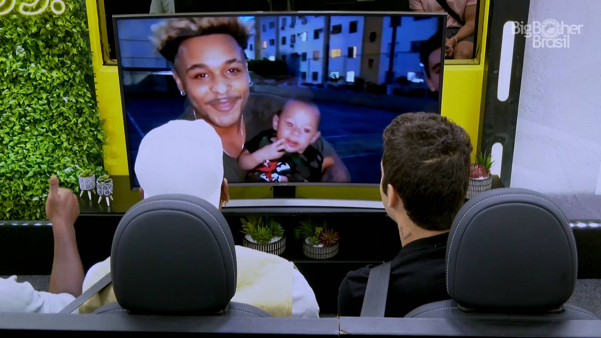 Filho de Paulo André marca presença no vídeo enviado pela família. Foto: Reprodução/Globoplay - 27/03/2022