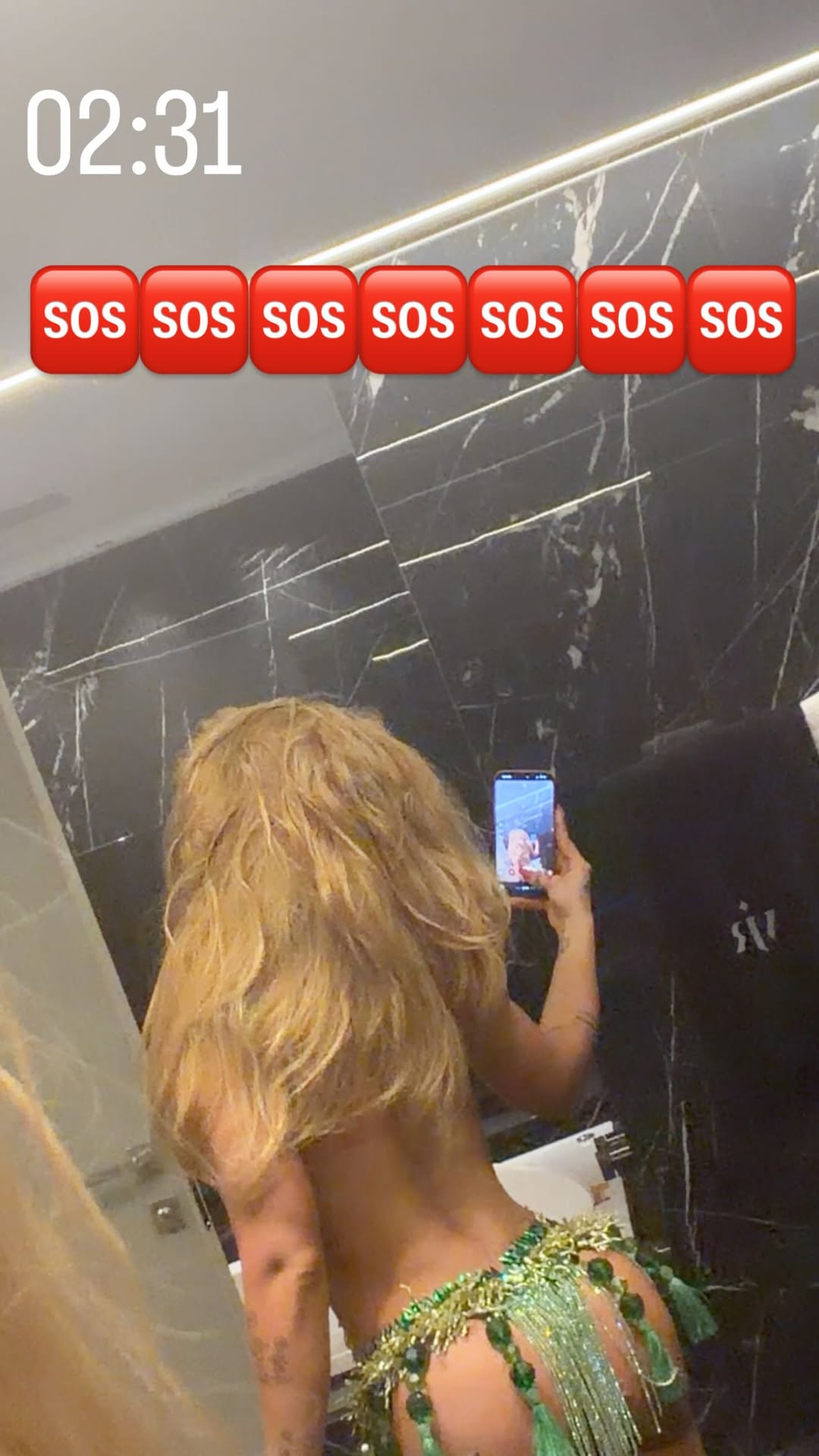 De topless, Virginia mostra cabelo armado após desfile.. Foto: Reprodução/Instagram/@virginia