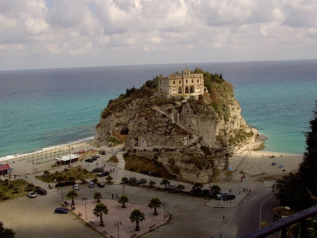 Santuário de Santa Maria da Ilha - Tropea - A cidade litorânea fica na Calábria. E o santuário foi erguido no alto de uma rocha gigantesca à beira do mar. Construída entre os séculos VI e IX, era um mosteiro. Reprodução: Flipar