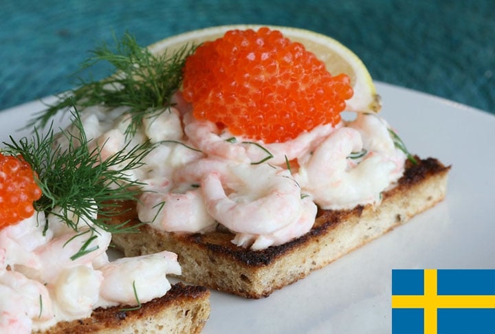 8º - Toast Skagen - É  uma torrada, mas considerada um sanduíche aberto e um clássico na Suécia. A indicação é ser servida como uma entrada. Leva camarão, maionese, mostarda tipo Dijon, ovas de peixe branco, endro como condimento, limão e manteiga. Tudo sobre a fatia de pão. 