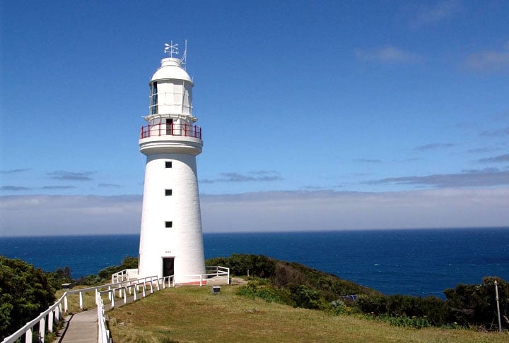 Farol de Cape Otway, Austrália - Fica no encontro do Estreito de Bass com o Oceano Antártico, no estado de Victoria, na Great Ocean Road. Faz parte do Parque Nacional Great Otway. Construído em 1848, é o mais antigo da Austrália Reprodução: Flipar