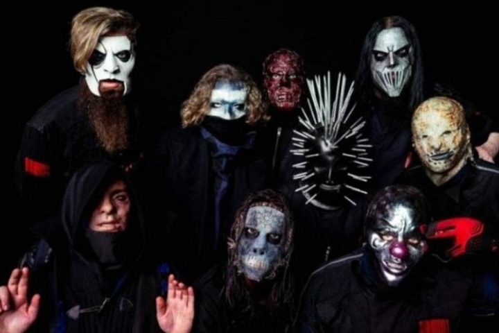 As máscaras e macacões se tornaram marca registrada do Slipknot desde o início. A ideia era criar uma identidade visual coesa e ocultar a individualidade dos membros, enfatizando a unidade da banda e a força da música.  Reprodução: Flipar