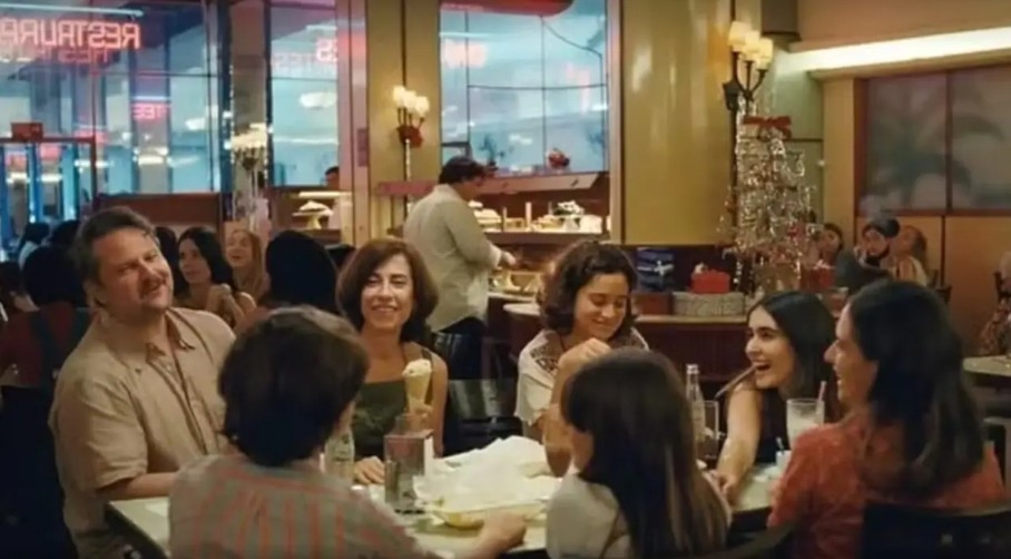 O local aparece em duas cenas do filme, que concorre a três Oscars - Melhor Atriz, Melhor Filme e Melhor Filme Internacional. Na primeira, a família de Rubens Paiva (Selton Mello) está reunida em uma mesa da confeitaria, em clima de alegria. Mais à frente, os parentes reaparecem na Manon com Eunice Paiva (Fernanda Torres) e sem filhos, mas já sem o pai, desaparecido após ser detido pela ditadura militar. 

 Reprodução: Flipar