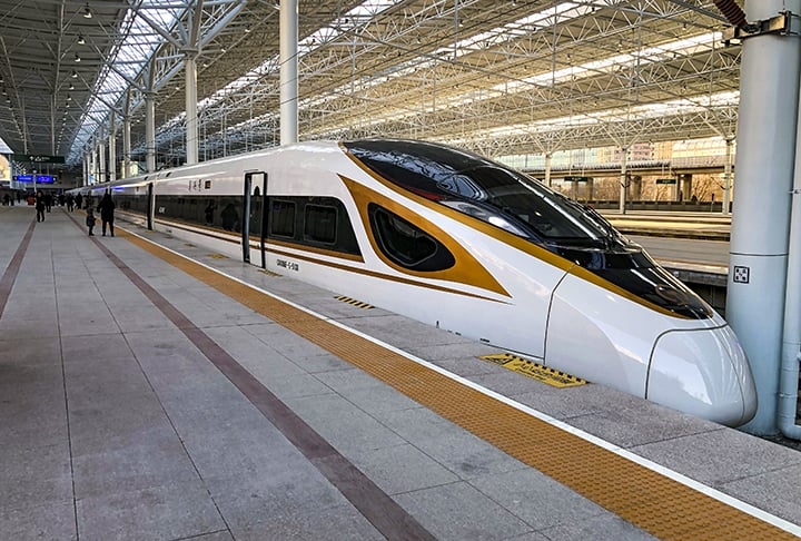 “CR400 Fuxing”, China: Esses trens chineses normalmente operam a uma velocidade de 350 km/h, mas em alguns testes, eles já demonstraram ser capazes de alcançar velocidades de até 420 km/h!