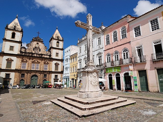 Destacam-se em Salvador belas igrejas, como a de São Francisco, na Praça Anchieta.  Reprodução: Flipar