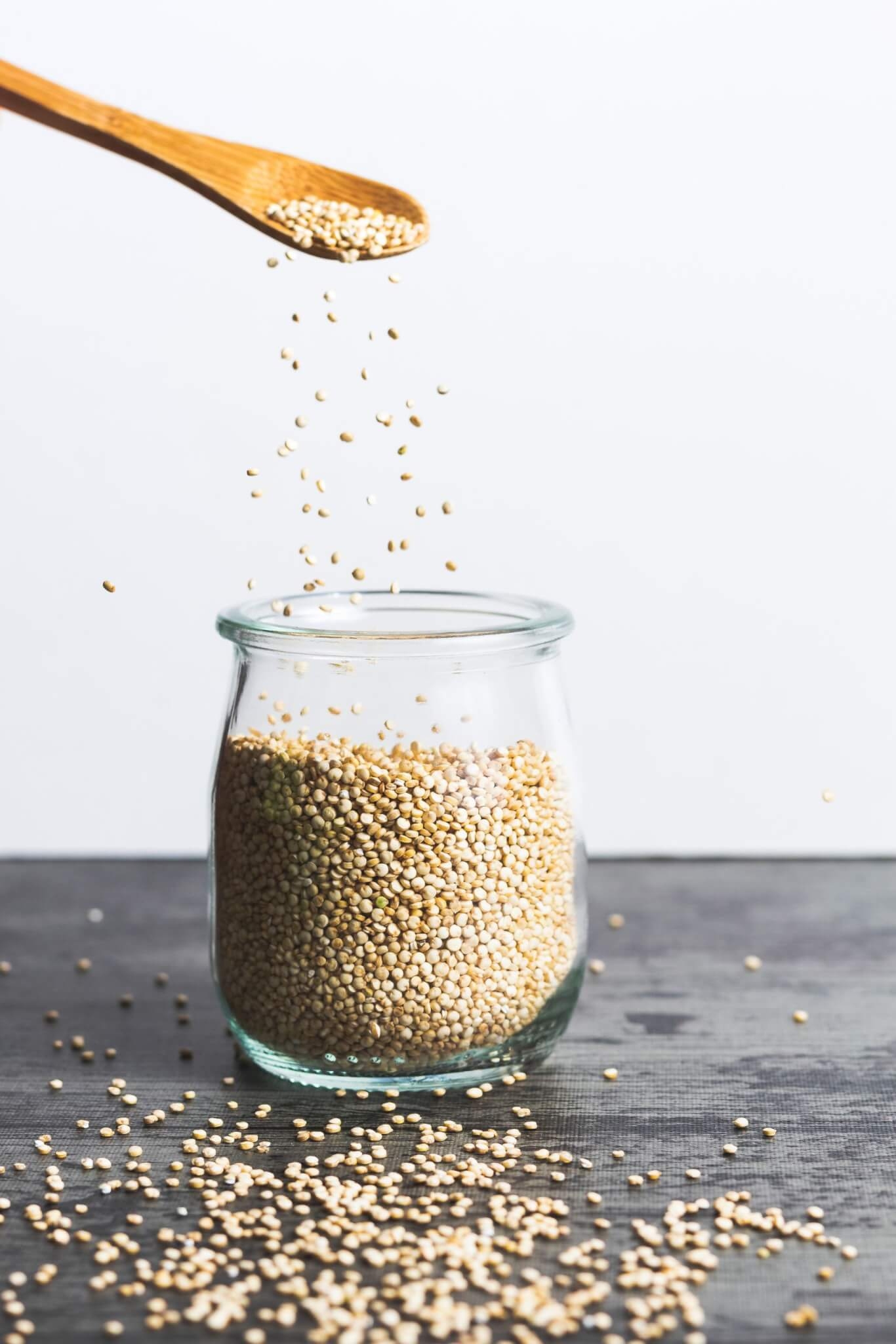 1. Alto valor nutricional A quinoa é uma fonte de proteína completa, o que significa que contém todos os aminoácidos essenciais que o corpo precisa. Além disso, é repleta de vitaminas do complexo B, vitamina E e minerais. Reprodução: EdiCase