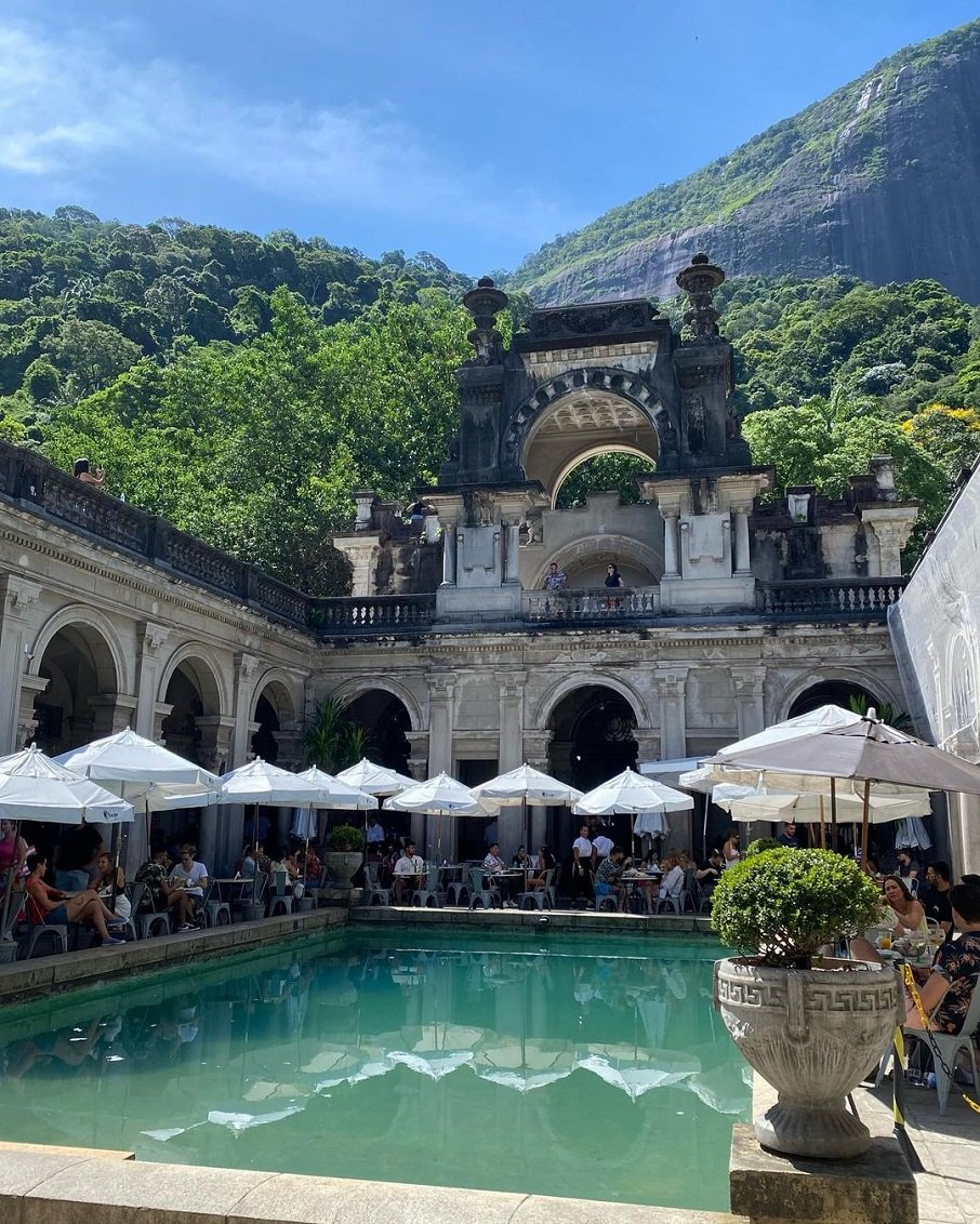 Área do palecete onde está o restaurante e a piscina do Parque Lage, no Jardim Botânico, no Rio. Foto: Reprodução/Instagram 03.03.2023