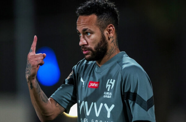 O camisa 10 não voltará a jogar em 2023 e a recuperação deve levar entre seis e oito meses. A data da cirurgia de Neymar ainda não foi divulgada.  - Foto: Divulgação/Al Hilal