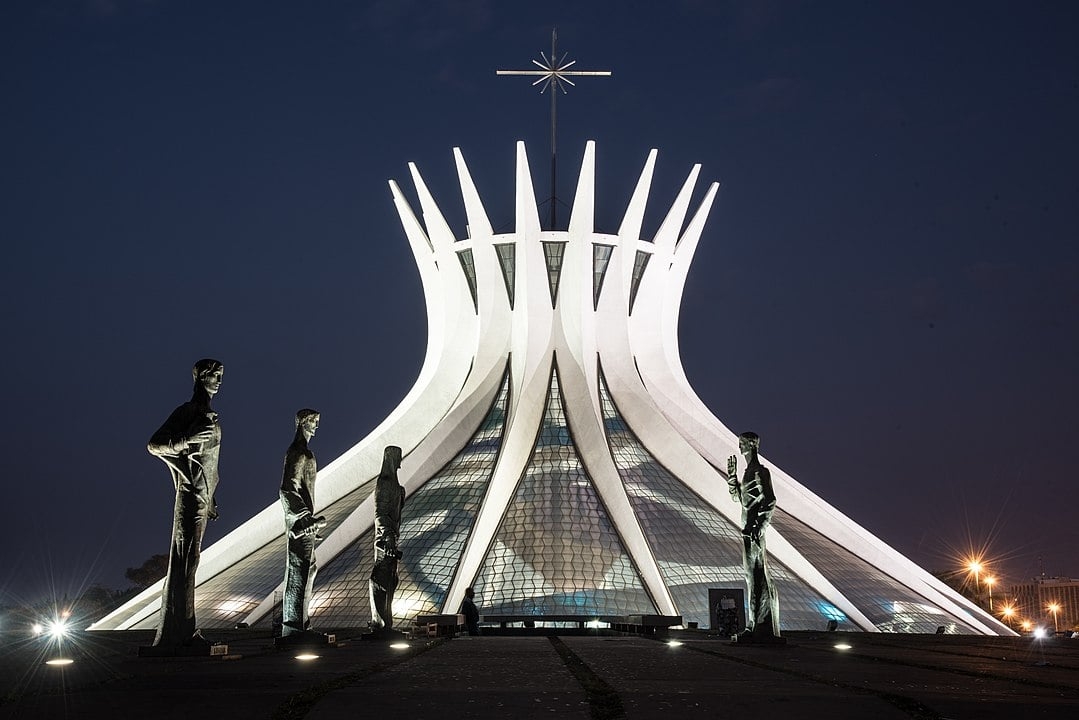 Em Brasília, destaca-se, em especial, a bela catedral metropolitana, inaugurada em 1970 e que muitos consideram a grande obra-prima de Niemeyer. Pelo projeto, ele ganhou, em 1988, o Prêmio Pritzker, equivalente ao Nobel na área de arquitetura.  Reprodução: Flipar