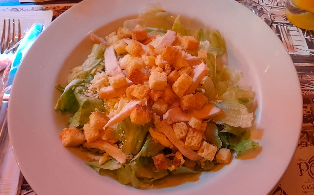 Salade caesar au poulet à Miguel Falabella. Foto: Edil Bessa