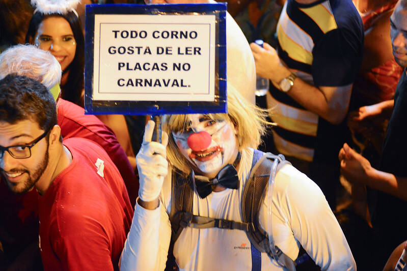 Todo corno gosta de ler placar no carnaval. Foto: Camila Leão/PCR