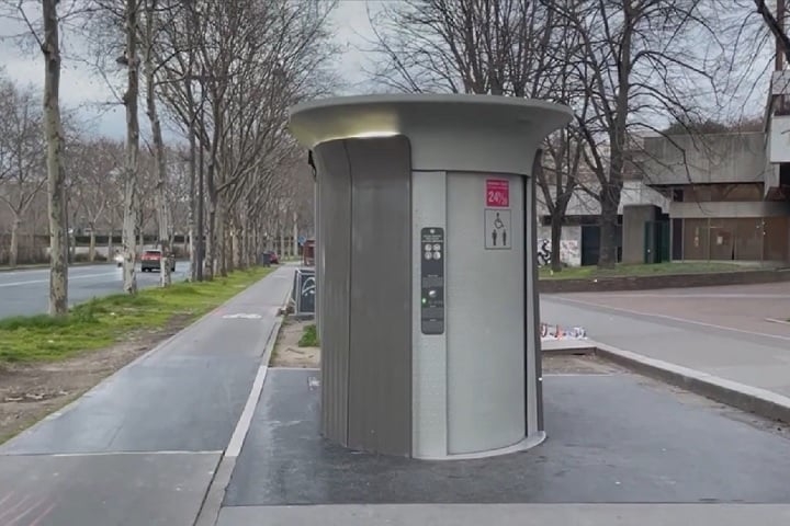 A tecnologia facilita o uso e garante que o local esteja sempre limpo e pronto para o próximo usuário. Esses banheiros são tão famosos que viraram até pontos turísticos! Reprodução: Flipar