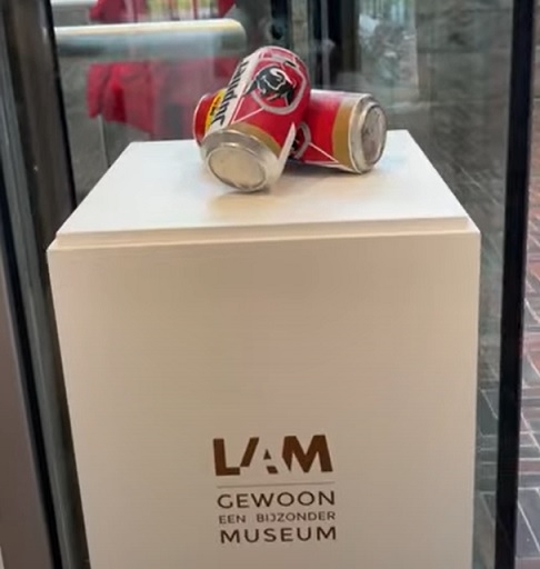 As latas foram recuperadas de um saco de lixo, limpas, e colocadas em um pedestal na entrada do museu. Reprodução: Flipar