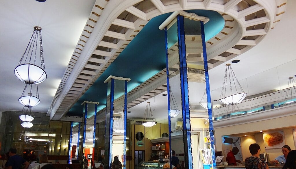 A confeitaria Manon está localizada em um edifício de cinco andares. Ela foi fundada em 1942 e mantém o piso de mármore carrara da época da construção, além dos espelhos franceses e peças decorativas. O local foi tombado pela prefeitura do Rio de Janeiro em 1993. 


 Reprodução: Flipar