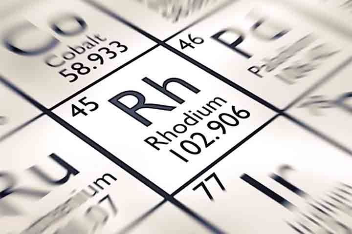 Ele tem um ponto de fusão de 1966º C e de ebulição de 3727º C. Valores que indicam que é uma metal com uma estrutura molecular forte e estável, com densidade de 12,41 g/cm3. Apresenta resistência e durabilidade em várias aplicações (como joias), algo que chama a atenção daquele que o consome.  Reprodução: Flipar