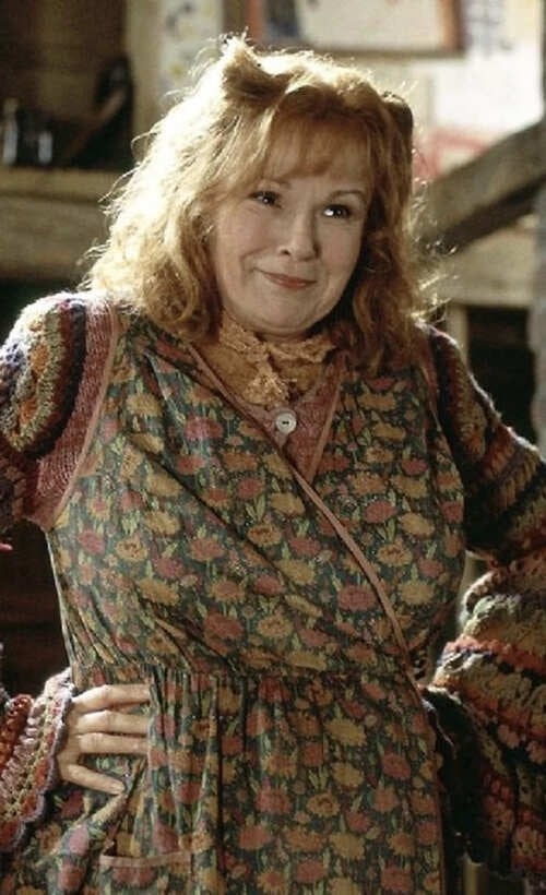E a outra é a amada Molly, matriarca da numerosa família Weasley, casada com Arthur e mãe de Ron, melhor amigo de Harry. Vivida pela atriz Julie Walters. 