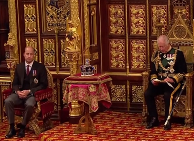 Com a entronização de Charles III, a cautela foi mantida. O atual monarca não viaja no mesmo avião do filho William e nem do neto George, o segundo na linha sucessória. 
 Reprodução: Flipar