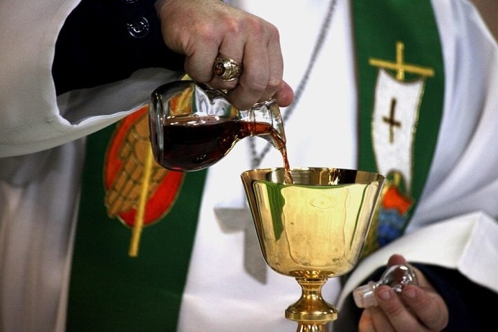 No Brasil, existem produtores dedicados exclusivamente à confecção de vinhos litúrgicos que obedecem rigorosamente às normas da Santa Sé. Reprodução: Flipar