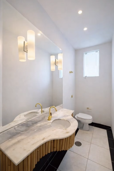 Banheiro da mansão de Monique Evans. Foto: Reprodução/ Instagram @pauladukkaimoveis