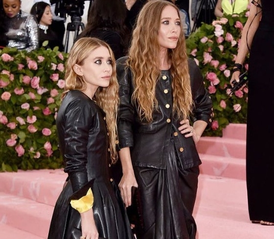 Ashley e Mary-Kate Olsen - Nascidas em 13/6/1986 em Los Angeles, as atrizes, empresárias e estilistas americanas, que são gêmeas, medem 1,55 metro e 1,57 metro, respectivamente.  Reprodução: Flipar