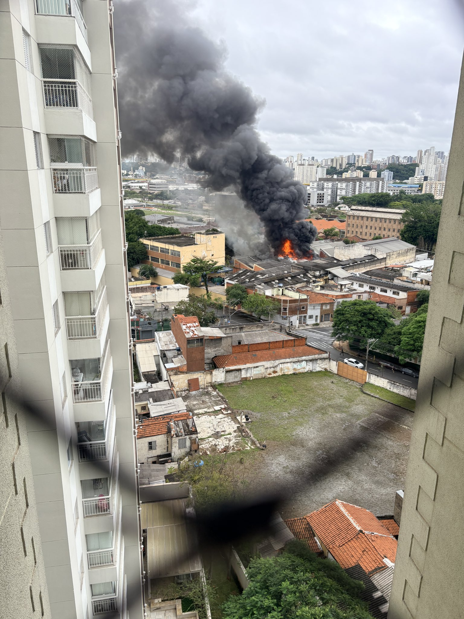 Incêndio atinge fábrica de flores artificiais na Mooca, em São Paulo. Foto: Twitter/X