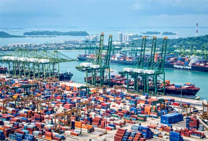 O Porto de Singapura é um dos centros logísticos mais importantes globalmente, situado no sudeste asiático. Estrategicamente localizado no Estreito de Malaca, o porto é um hub de suma importância para o comércio de contêineres e carga geral. Reprodução: Flipar