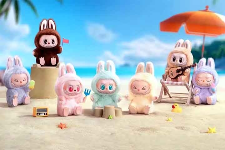 Embora tenha sido criado por Kasing Lung no início de 2010, o personagem Labubu ganhou projeção internacional a partir de 2018, justamente quando começou a ser produzido em larga escala pela Pop Mart. 
 Reprodução: Flipar