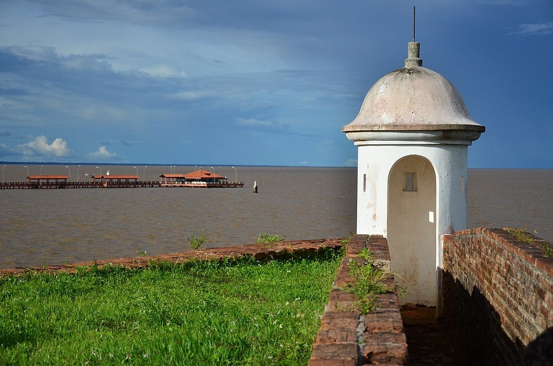 A Fortaleza de São José de Macapá, construída no século 18 pelos portugueses, tinha como objetivo proteger a região de ataques franceses e holandeses. É um dos maiores fortes coloniais do Brasil. Reprodução: Flipar
