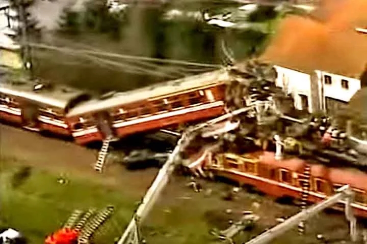 O acidente ferroviário de Buizingen, que vitimou 19 pessoas em Halle, na Bélgica completa 15 anos neste sábado (15/02). O local fica a apenas 15 km da capital Bruxelas, Reprodução: Flipar