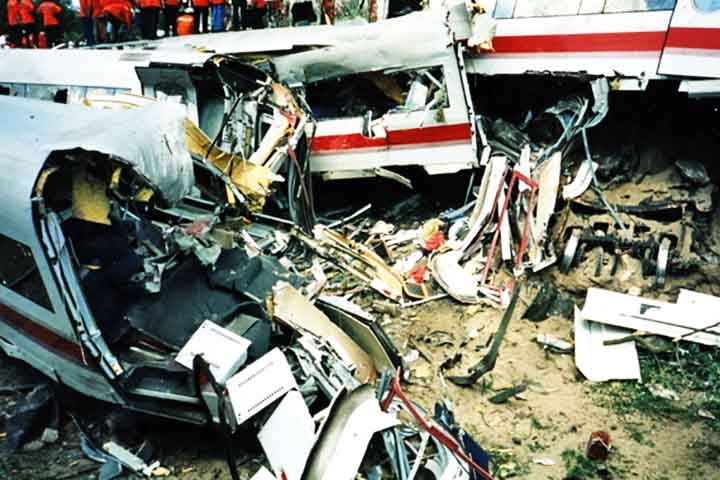Desastre de Eschede (Alemanha, 1998): Um trem de alta velocidade descarrilou a 200 km/h, resultando em 101 mortos e mais de 100 feridos, sendo o pior acidente envolvendo um trem de alta velocidade na história. Reprodução: Flipar