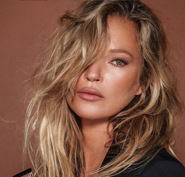 Em um dos episódios mais emblemáticos do julgamento, a modelo Kate Moss desmentiu uma história contada por Heard na qual ela (Moss) teria sido empurrada de uma escada por Depp durante uma viagem dos dois à Jamaica nos anos 1990. Reprodução: Flipar