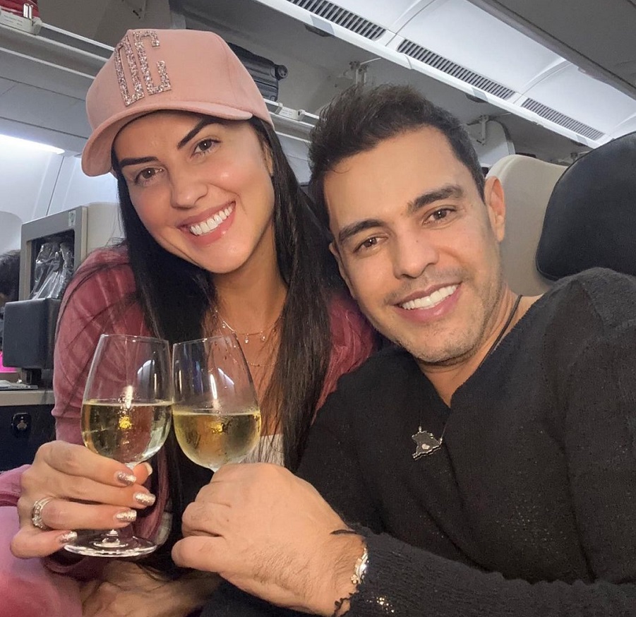 Graciele Lacerda e Zezé di Camargo em avião partindo para Miami, onde a cantora se apresentará no Réveillon.  Reprodução/Instagram @gracielelacerdaoficial 31/12/2022