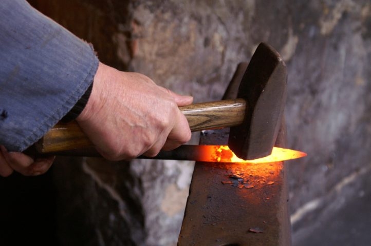 Com o surgimento da Idade dos Metais (4.000 a.C. - início da Idade Antiga), as sociedades passaram a usar cobre, bronze e ferro, facilitando a criação de armas e utensílios, o que impulsionou o comércio e a formação de cidades-estado.  Reprodução: Flipar