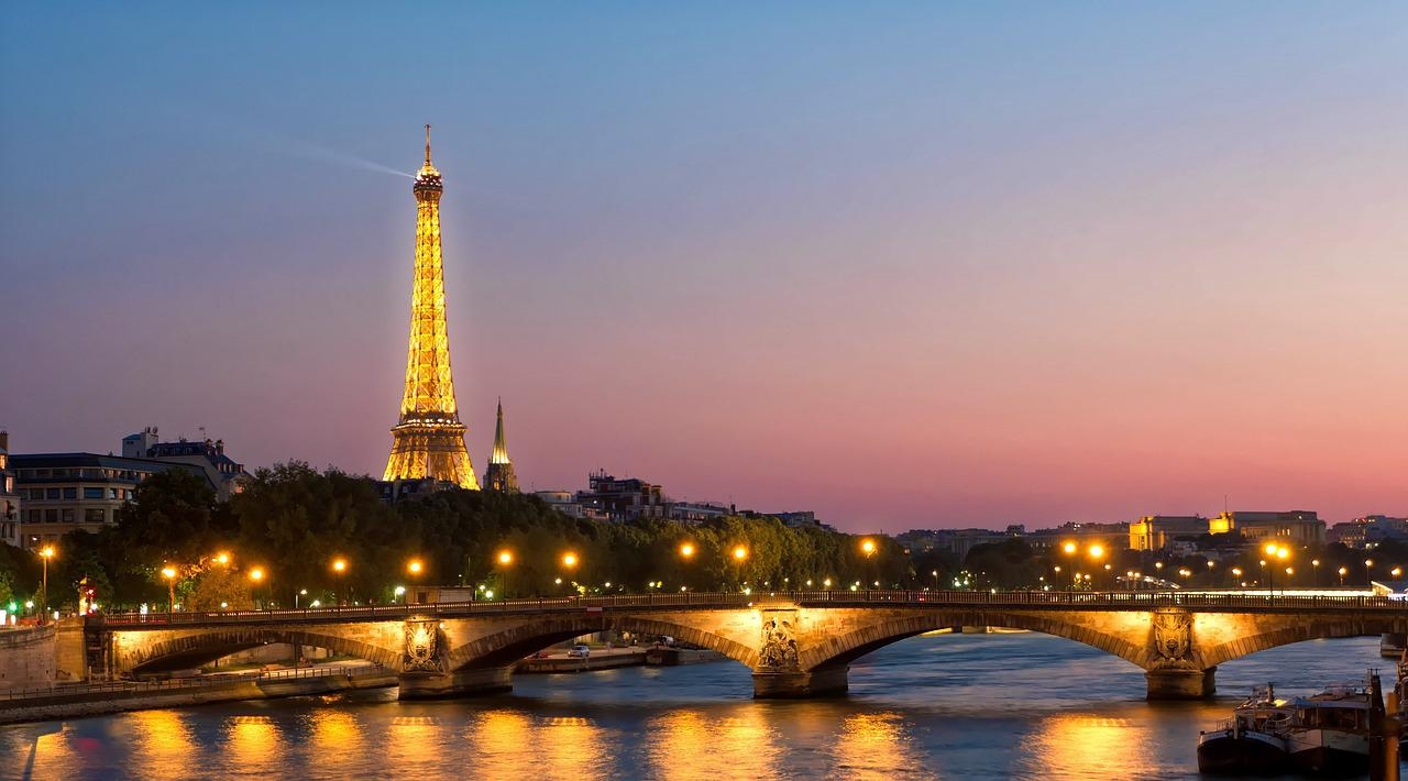 A Torre Eiffel, em Paris, tem mais de 135 anos de visitação pública. O monumento, criado para ser provisório, tornou-se um marco permanente da cidade e do pais. Uma identidade francesa.  Reprodução: Flipar