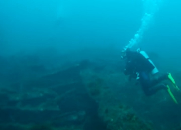 Em 1890, o navio estava navegando da Bahia para o Rio de Janeiro quando uma de suas caldeiras explodiu. Pouco depois, alguns passageiros viram uma ilha e um farol se aproximando e avisaram o capitão, mas ele não deu atenção. Reprodução: Flipar