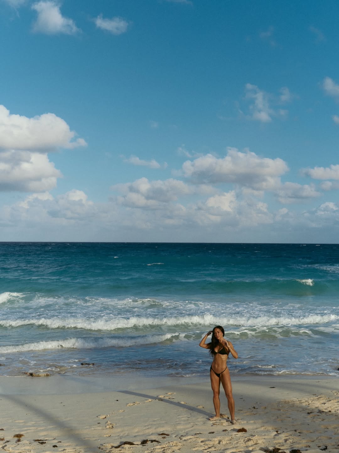 Sabrina Sato posa de biquíni fio-dental e exibe abdômen trincado no Rio. Foto: Instagram