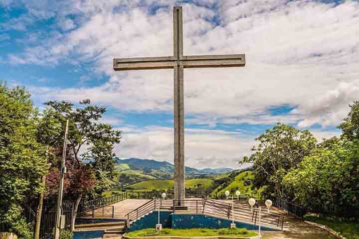 A necessidade de assistência religiosa levou Pereira Alves a doar terras para a construção de uma capela. Trouxe o Padre Júlio Velho Columbreiro, de Pindamonhangaba, que abençoou o local onde hoje está a Igreja de Nossa Senhora do Rosário, erguendo ali uma cruz da Redenção e uma bandeira com a inscrição Reprodução: Flipar